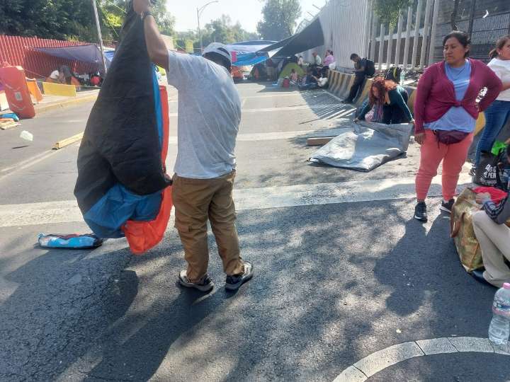 CNTE retira plantón frente a la Cámara de Diputados