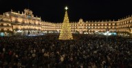 Salamanca da la bienvenida a la Navidad con el encendido del árbol y un astronauta recorriendo la Plaza Mayor