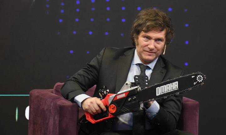 Sigue la motosierra: Milei quiere llevar el gasto público al 25% del PIB y recortará seis puntos más