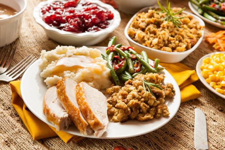 Where are free Thanksgiving meal events taking place in Evansville?