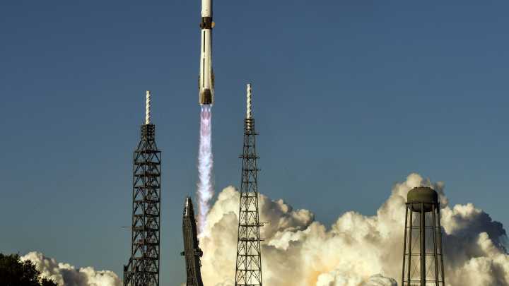 When will Blue Origin launch bigger New Glenn rocket in Cape Canaveral?