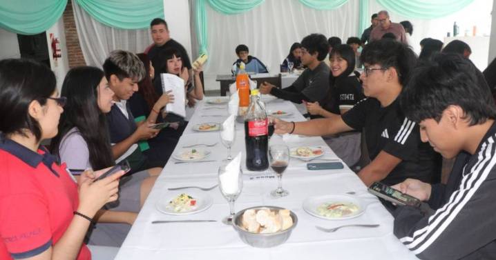 Estudiantes palpaleños se preparan para la Cena Blanca