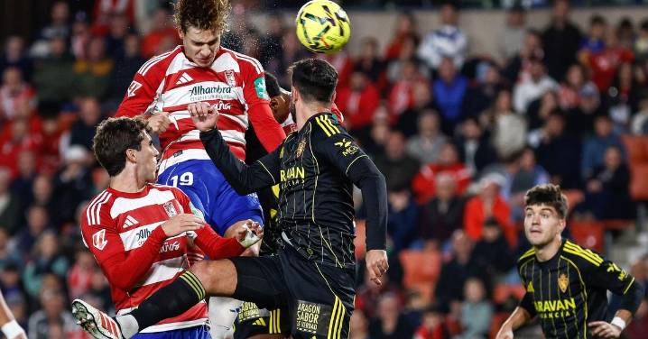 El Granada CF gana tras remontar y hunde al Zaragoza