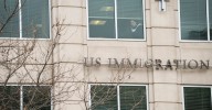 Revisará EUA tarjetas de residente de “todos” los migrantes de países de “preocupación”