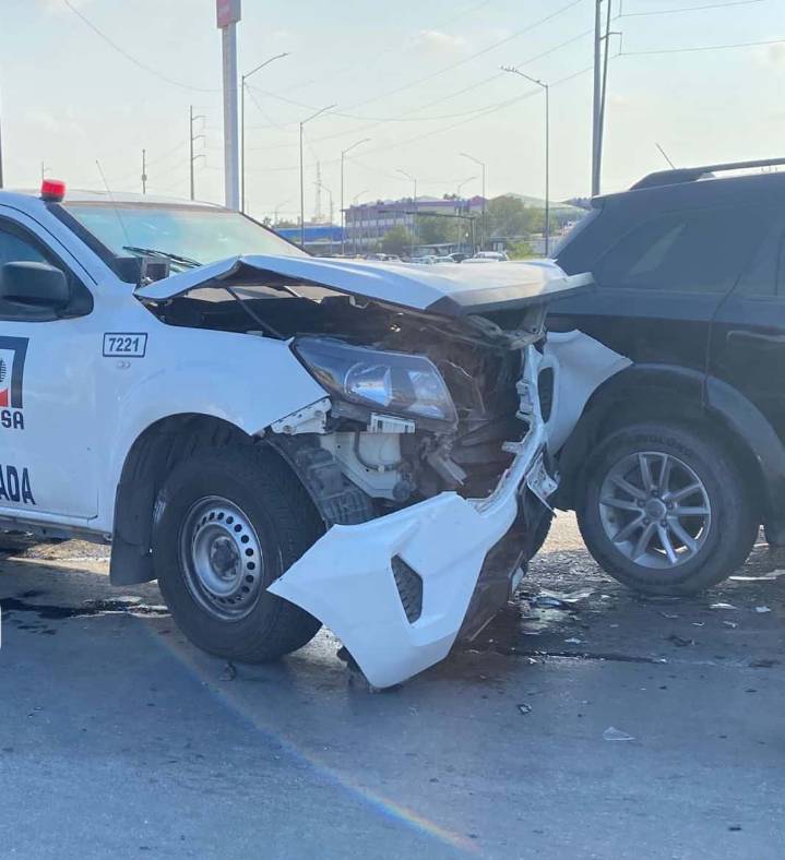 Camioneta de valores de SEPSA choca tras realizar alto