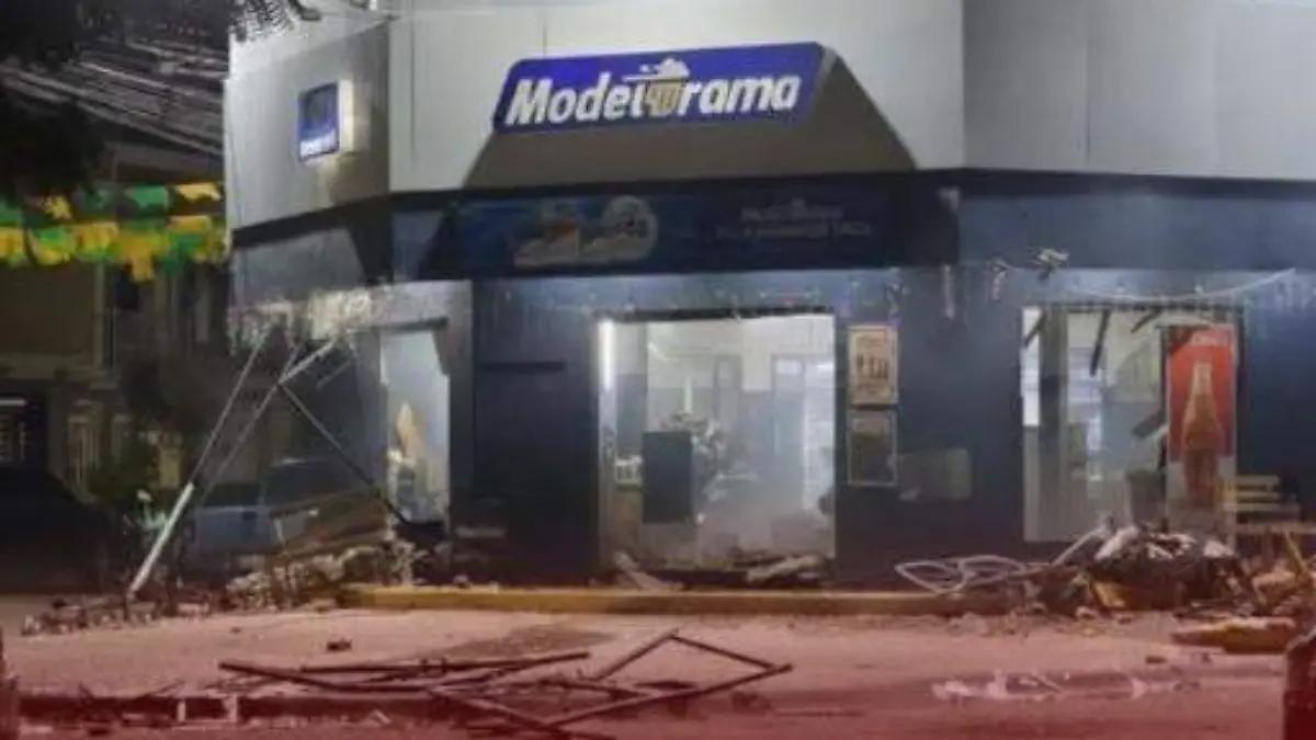 Vuelan con explosivos otro expendio cervecero en Mazatlán; hay una mujer herida