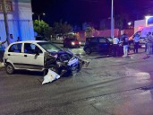 Auto ‘desbocado’ se estrella contra una camioneta estacionada en Chetumal 