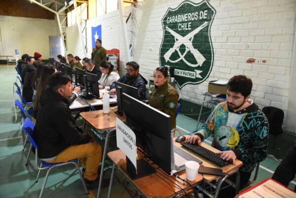 Curioso: fueron a excusarse ante Carabineros para no votar y 31 terminaron detenidos por órdenes vigentes
