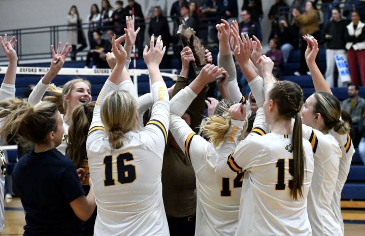 Photo gallery of a D1 district volleyball final between Clarkston and Oxford