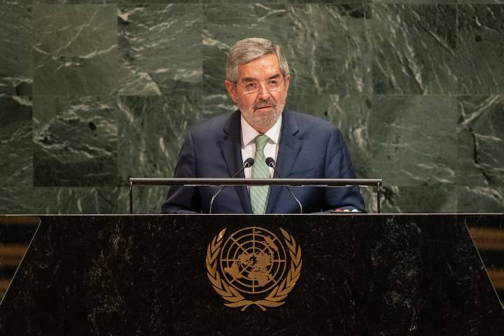 El canciller mexicano, Juan Ramón de la Fuente, pide licencia temporal para someterse a una operación de columna