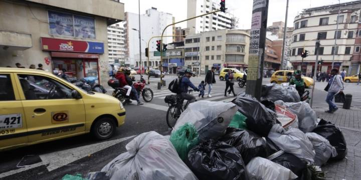 El distrito endurece la mano contra el desorden por basura en Bogotá: Restrepo, primer foco de intervención