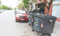 Contenedores nuevos ya rebasan de basura y vecinos reclaman que no fueron vaciados por Ashira en todo el fin de semana