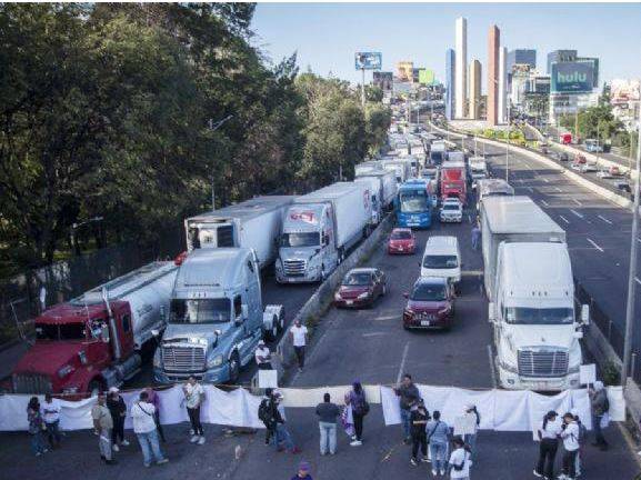 No se puede prometer lo que no se puede entregar: Sheinbaum a transportistas y agricultores