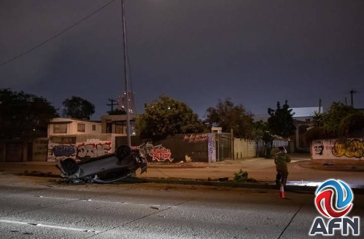 Vehículo volcó sobre la Vía Rápida; tripulantes huyeron del lugar