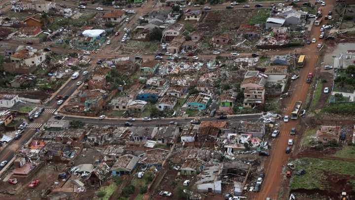 Vientos llegaron hasta los 250 kilómetros por hora: Tornado deja seis muertos y más de 430 heridos en el sur de Brasil