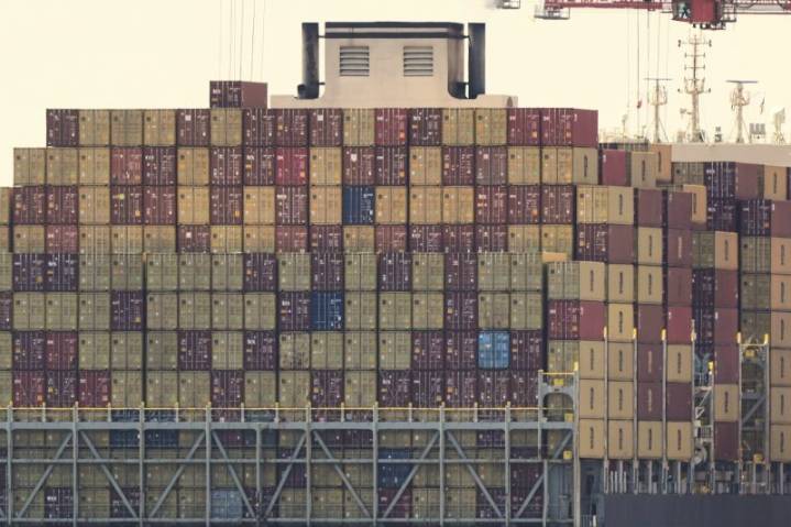 Wall Street prospers as NY businesses worry over federal tariffs