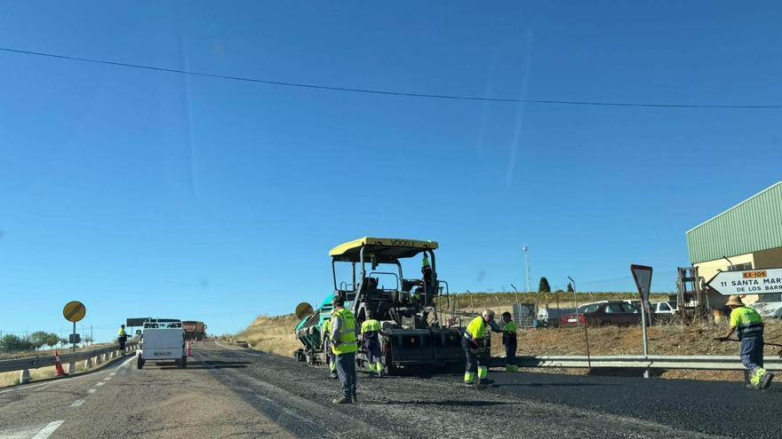 Comienza el alquitranado de la carretera EX105 entre Almendralejo y Villalba de los Barros