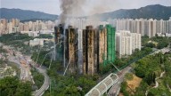 Andamios de bambú, materiales de espuma y posibles prácticas corruptas: lo que sabe del incendio en Hong Kong que deja casi 100 muertos
