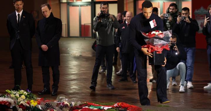El Real Madrid homenajea a Diogo Jota con una ofrenda floral en Anfield antes de enfrentar al Liverpool