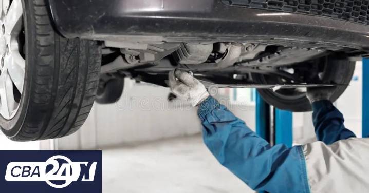 Córdoba: arreglaba el auto en su casa, se le cayó encima y murió