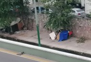 Denuncian campamento de indigentes junto a franja turística de Puerto Vallarta, en canal del Libramiento