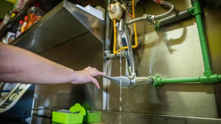 Vecinos de El Chorrillo soportan la falta de presión en el agua potable