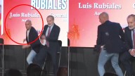Agreden con huevos a Luis Rubiales, en la presentación de su libro