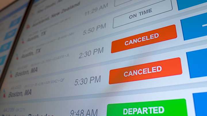 Caos en los aeropuertos de EEUU: casi 2.000 vuelos cancelados por la falta de controladores durante el cierre del Gobierno