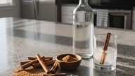 Mezclar canela y alcohol: por qué lo recomiendan y para qué sirve