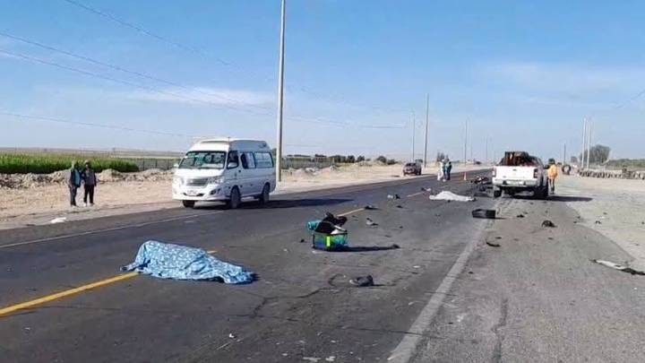 Jóvenes mueren tras violento choque entre moto y camioneta en Majes