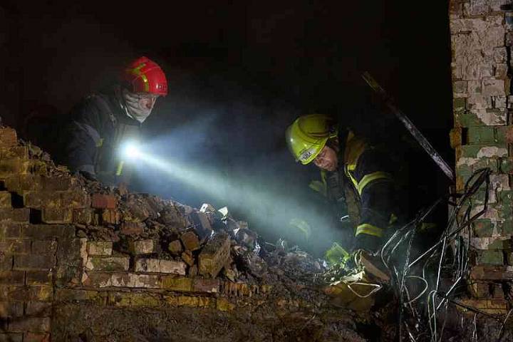 Russian attacks kill 3 in Ukraine