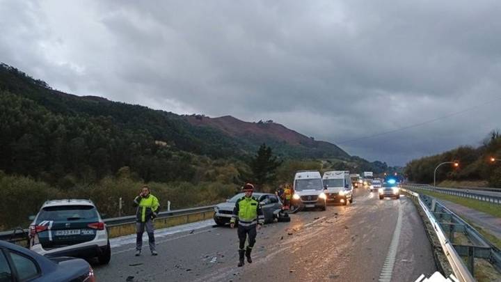 Nueve vehículos implicados en un accidente en la A-8 a la altura de Ribadesella (Asturias)