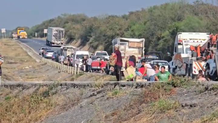 Fuerte accidente de tráiler con abarrotes termina en rapiña sobre la Carretera Nacional en Montemorelos