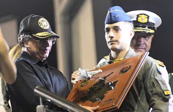 Denuncia contra el presidente Petro, por billonaria compra de aviones Gripen, pide que sea convocado a un “juicio político por indignidad”