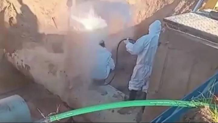 Video: una fuerte explosión de un caño de agua hirió a dos trabajadores