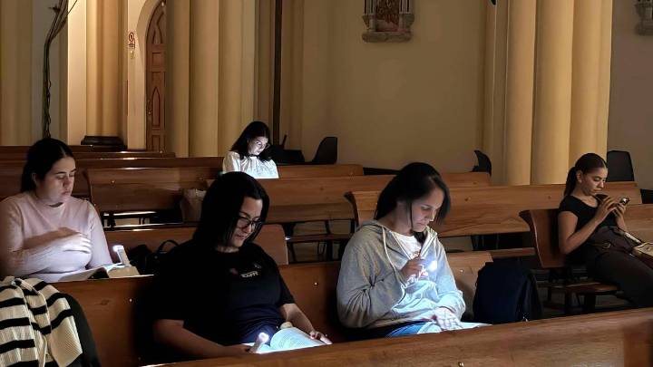 ¿Una fiesta en una iglesia? Así se vivió la primera Reading Party en Medellín