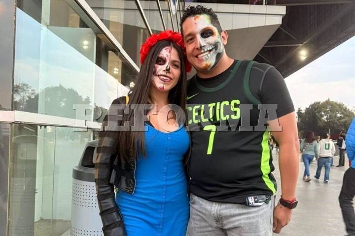 Disfrutan fan mexicanos de la NBA disfrazados