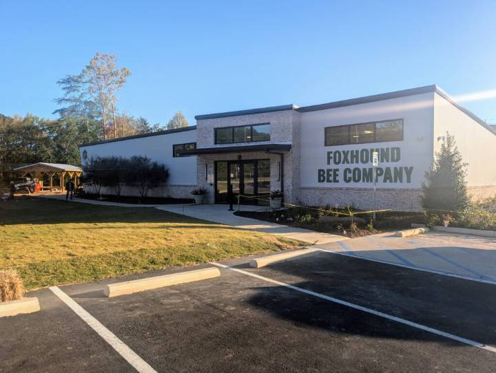 Foxhound Bee Company abre una nueva tienda de apicultura y centro educativo en Irondale