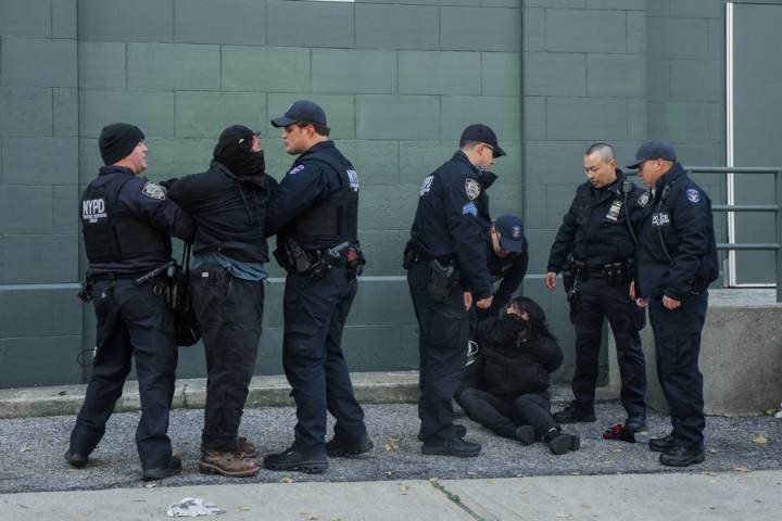 Varios manifestantes arrestados por bloquear el paso a agentes migratorios en Nueva York