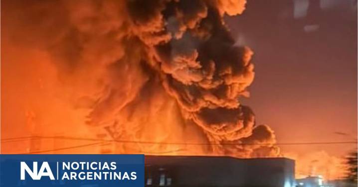 Explosión en Ezeiza: el intendente calificó de “muy confuso” el siniestro y que el fuego es “incontrolable"