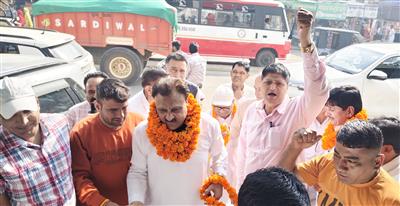 सरकार को छोटे व मध्यम उद्योग लगाने के लिए व्यापारियों को विशेष सुविधा देनी चाहिए