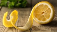 Para qué sirve poner cáscara de limón en la heladera y qué beneficio tiene