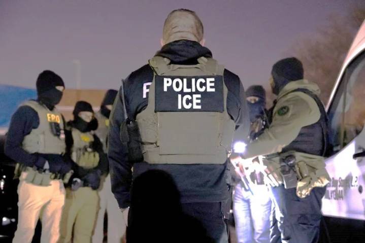 Reportan detenciones de solicitantes durante entrevistas de residencia en oficinas de USCIS