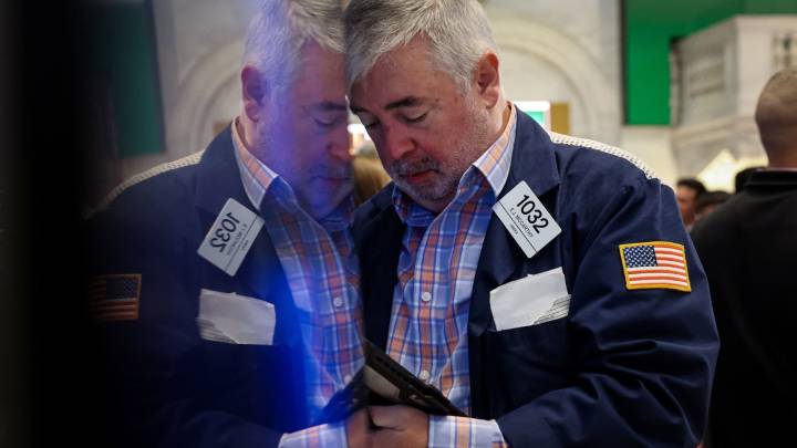 Stocks end November mixed despite a strong Thanksgiving week rally