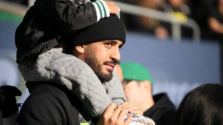 Oregon honors former QB Marcus Mariota during big game against USC