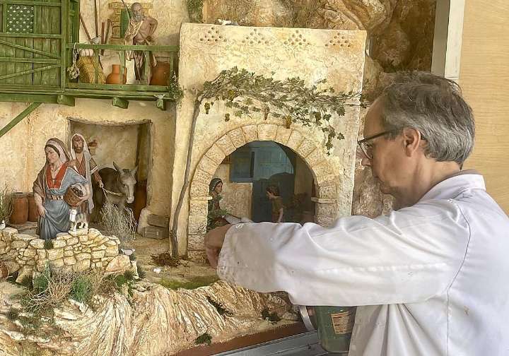 La magia oculta de la Navidad en Alicante: las manos que montan el Belén de la Montañeta