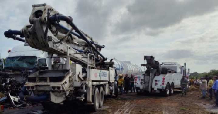 Choque frontal entre pipa y camión en el Libramiento Poniente de Tampico deja un conductor atrapado