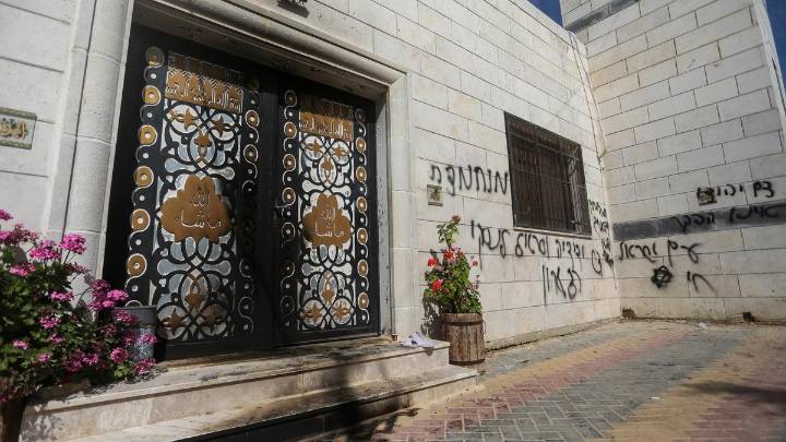 Colonos israelíes incendian una mezquita en el centro de Cisjordania