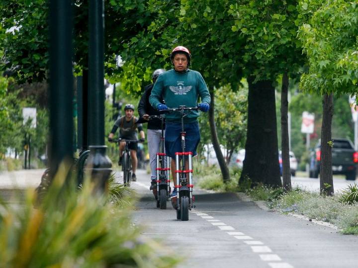 Santiago inicia piloto para controlar scooters eléctricos: así funciona la herramienta que detecta exceso de velocidad
