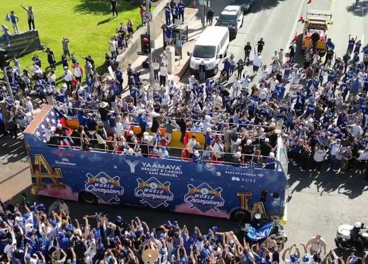 Festejan Dodgers en Los Ángeles su título de Serie Mundial